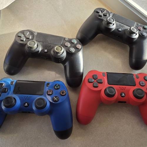 Sony PS4 主機 (型號 CUH-1100A, 500GB 黑色)，跟 4 個手掣及 14 隻實體遊戲光碟