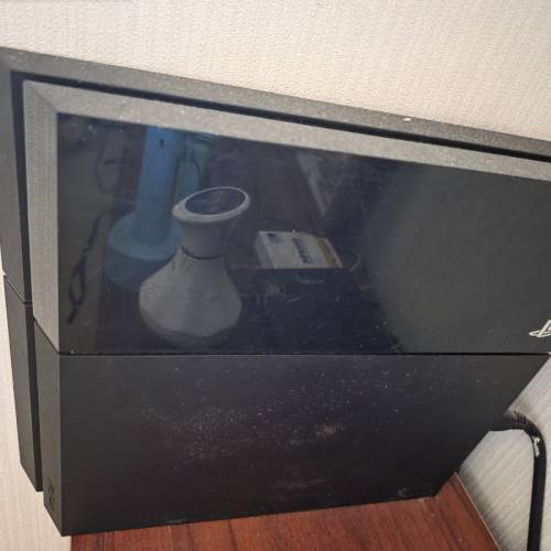 Sony PS4 主機 (型號 CUH-1100A, 500GB 黑色)，跟 4 個手掣及 14 隻實體遊戲光碟