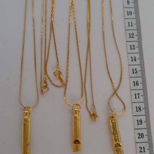 一手兩個銅電鍍金哨子吊咀，連廿四吋銅鏈,市場罕有，清售120元，歡迎出價。no.27.9.26