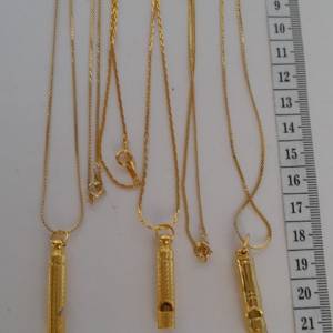 一手兩個銅電鍍金哨子吊咀，連廿四吋銅鏈,市場罕有，清售120元，歡迎出價。no.27.9.26