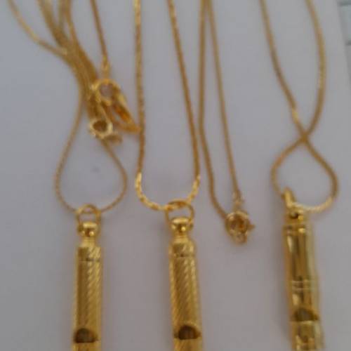 一手兩個銅電鍍金哨子吊咀，連廿四吋銅鏈,市場罕有，清售120元，歡迎出價。no.27.9.26