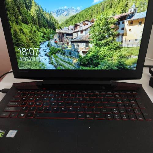 Lenovo IdeaPad Y700-15ISK
(CPU)：Intel Core i7
顯示卡  (4GB 獨立顯存)