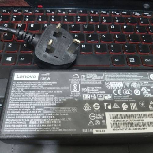 Lenovo IdeaPad Y700-15ISK
(CPU)：Intel Core i7
顯示卡  (4GB 獨立顯存)