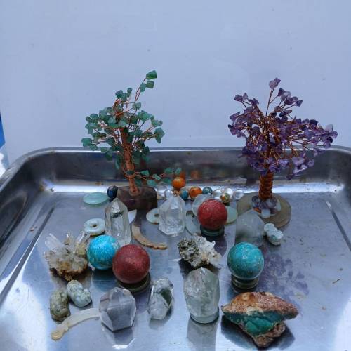 一手巴西綠幽靈 ，富貴樹，.澳州玉原石，石球，平安扣 等如照片，清貨合部售1000元...