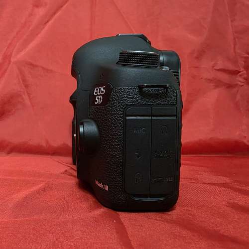 Canon EOS 5D Mark III 22.3MP Full Frame DSLR Camera Body + Battery Charger