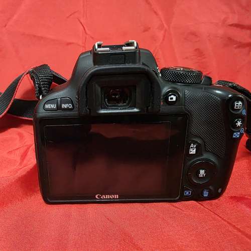 Canon EOS 100D with EF-S 18-55mm f/3.5-5.6 IS STM + charger + battery