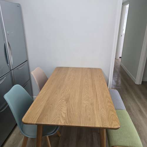 木製餐桌