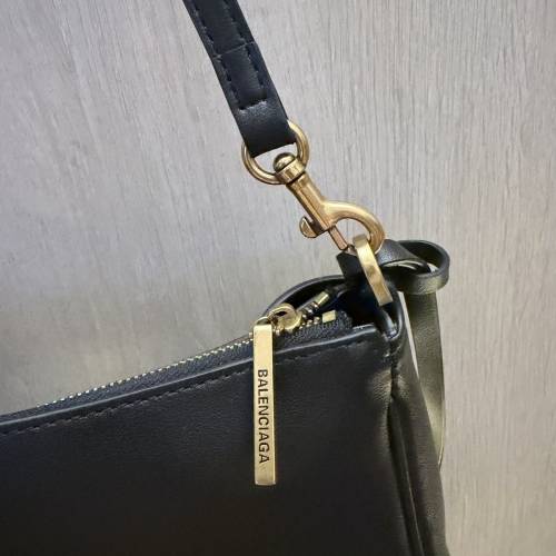 Balencigag Roedo sling pochette in black