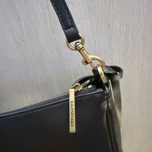 Balencigag Roedo sling pochette in black