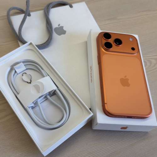 iPhone 17pro 256gb，港行極新冇花全套齊電池健康度97，還有保養至10月底不議價！