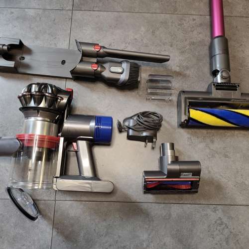 Dyson V8 無線吸塵機一套 (新換電池)