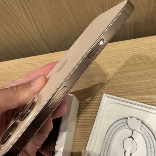 99新iPhone 16pro 256gb,港行雙卡金色鈦金屬，完美冇花，冇修冇拆，電池健康度90，...