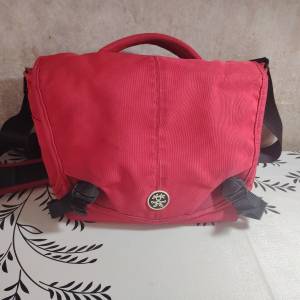 Crumpler 紅色相機袋 (可裝一機兩鏡)