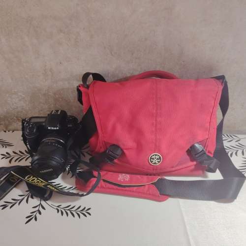 Crumpler 紅色相機袋 (可裝一機兩鏡)