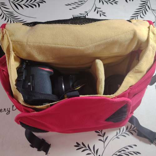 Crumpler 紅色相機袋 (可裝一機兩鏡)
