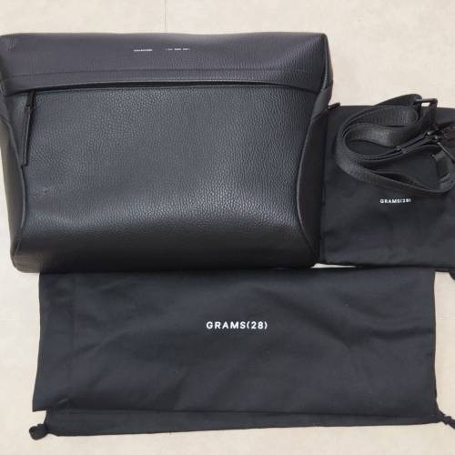 GRAMS.28 真皮 斜孭袋，可放相信及 MacBook
