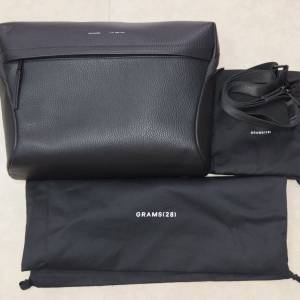 GRAMS.28 真皮 斜孭袋，可放相信及 MacBook