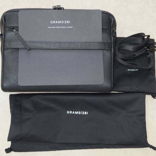 GRAMS.28 真皮 斜孭袋，可放相信及 MacBook
