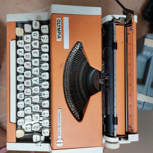 Olympia 手提打字機