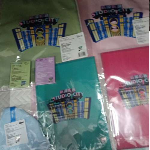 Disney 迪士尼 新濠影滙 精品 (環保袋X2, 文件夾X2, 毛巾X1, 磁石鏡X2) (包順豐智能...