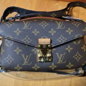 LV Pochette M&eacute;tis East West