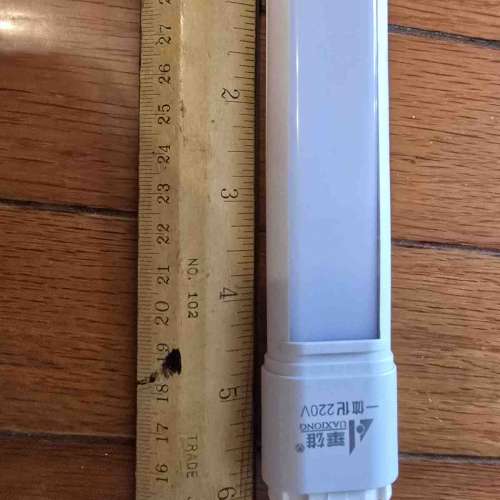 全新Uaxiong LED光管/燈膽，220V 4W，插腳式，長約7吋。買錯，平放。