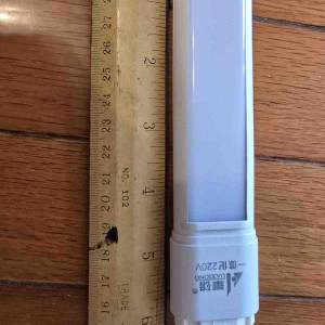 全新Uaxiong LED光管/燈膽，220V 4W，插腳式，長約7吋。買錯，平放。
