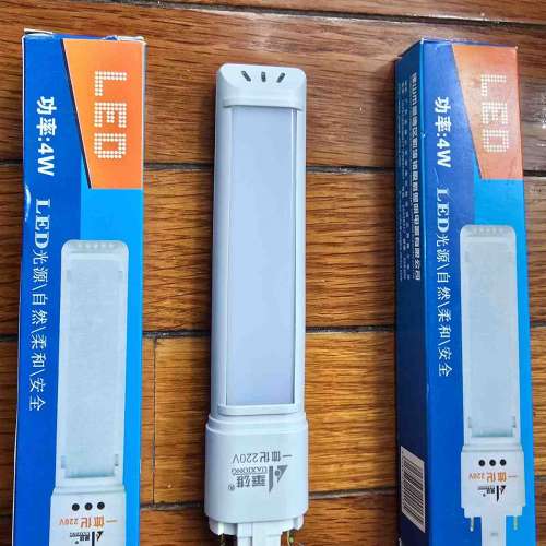 全新Uaxiong LED光管/燈膽，220V 4W，插腳式，長約7吋。買錯，平放。