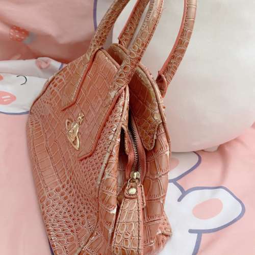 ♡Vivienne Westwood 粉紅色 三文魚粉 鱷魚皮紋 大餃子型手袋